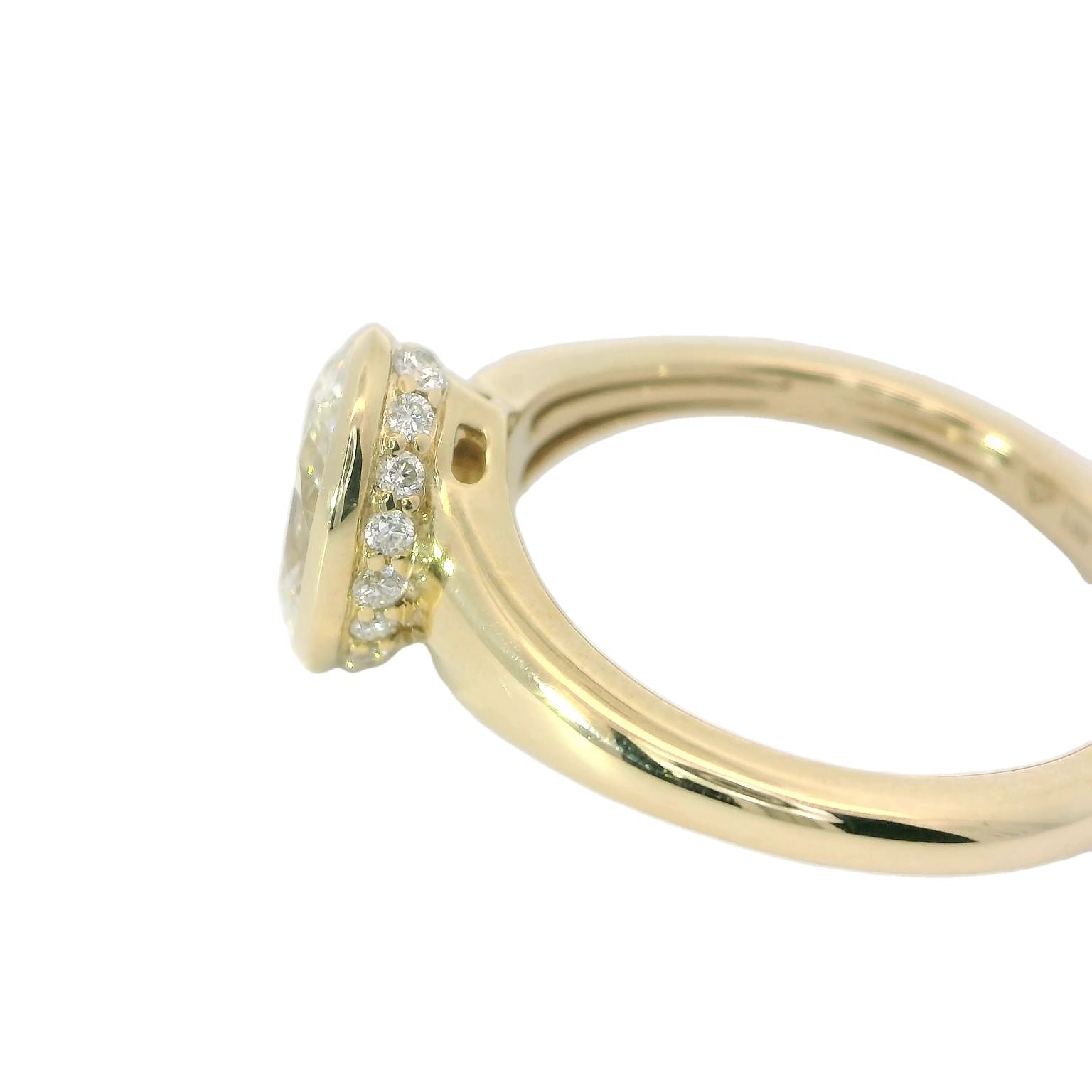 Lab Grown - 14Ky 1 5/8Cttw E VVs2 Bezel Set Oval W/Hidden Halo
Ov=1.50Ct Lg688509156
