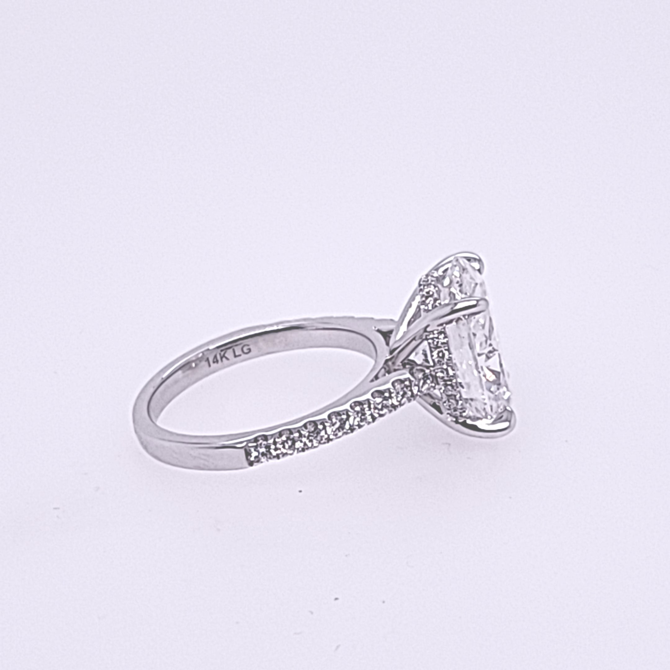 Lab Grown - 14Kw 5.38Cttw E Vs1 Oval Hidden Halo Ring
1Ov=5.08Ct
Igi Cert Lg642479499